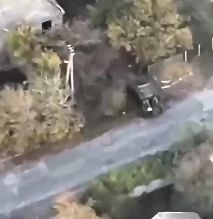 Счастливая задница.. Российский дрон попал в задницу ВСУшнику выпрыгивающему из Хамви и не взорвался