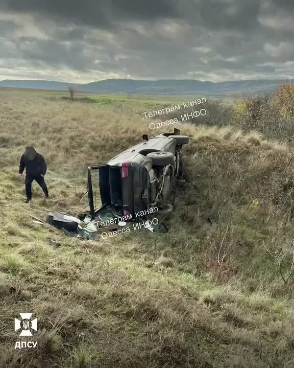 Семеро мужчин на BMW X5 пошли на прорыв границы, но вместо Молдовы попали в больницу, сообщает Госпогранслужба