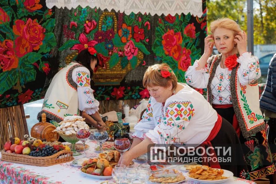 Мамалыга с пылу с жару, горячий глинтвейн, домашние хрустики и вертуты - в Бендерах сегодня было по-настоящему аппетитно Мамалыга с пылу с жару, горячий глинтвейн, домашние хрустики и вертуты - в Бендерах сегодня было по-настоящему аппетитно