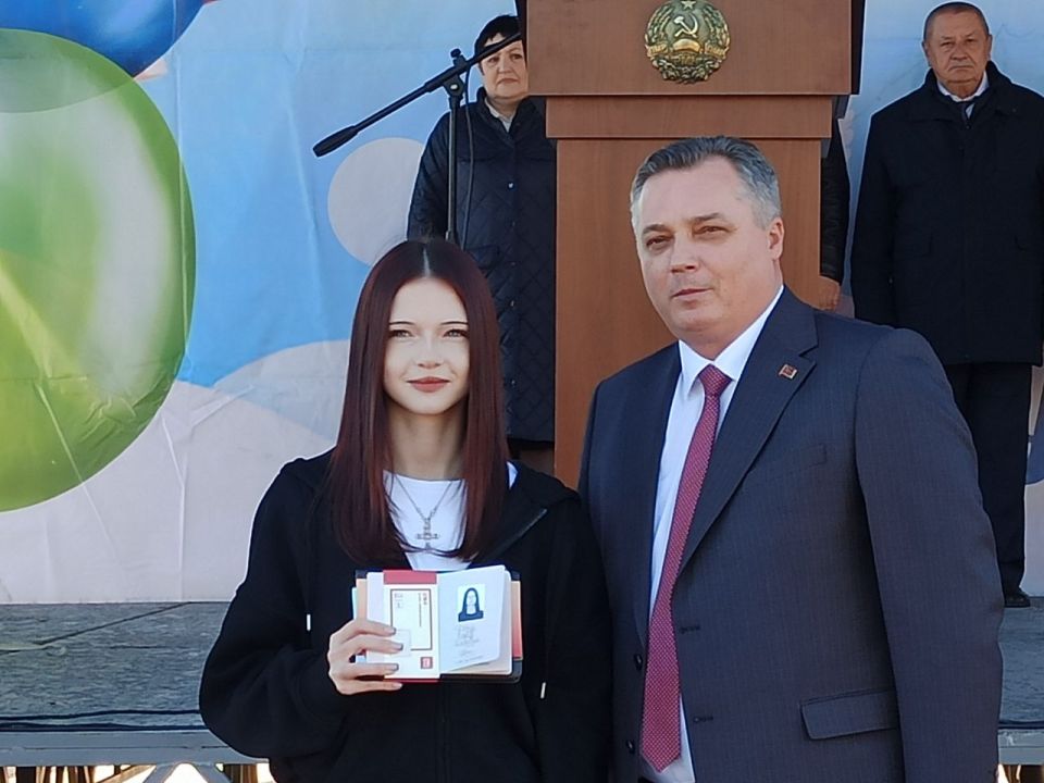 В Дубоссарах наградили жителей, внёсших значительный вклад в развитие города, а юным дубоссарцам вручили паспорта В Дубоссарах наградили жителей, внёсших значительный вклад в развитие города, а юным дубоссарцам вручили паспорта