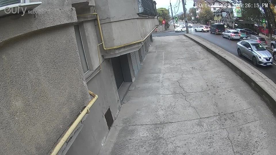 В Кишиневе внедорожник эпично попытался взлететь, но его остановил столб