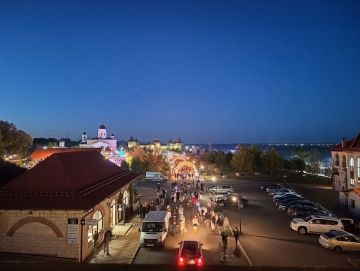 Вечерняя атмосфера праздника! Ждём салют!