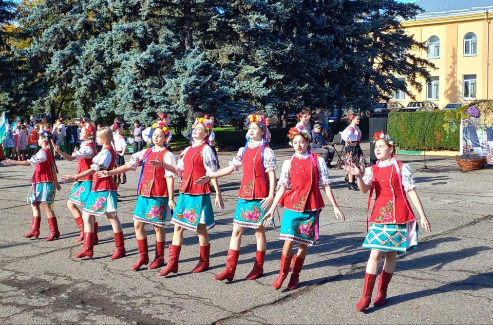 Советская улица в Дубоссарах сегодня наполнена музыкой, смехом и ароматом праздника Советская улица в Дубоссарах сегодня наполнена музыкой, смехом и ароматом праздника