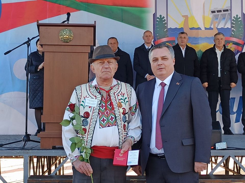 В Дубоссарах наградили жителей, внёсших значительный вклад в развитие города, а юным дубоссарцам вручили паспорта