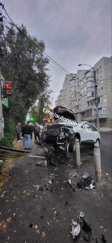 В Кишиневе внедорожник эпично попытался взлететь, но его остановил столб В Кишиневе внедорожник эпично попытался взлететь, но его остановил столб