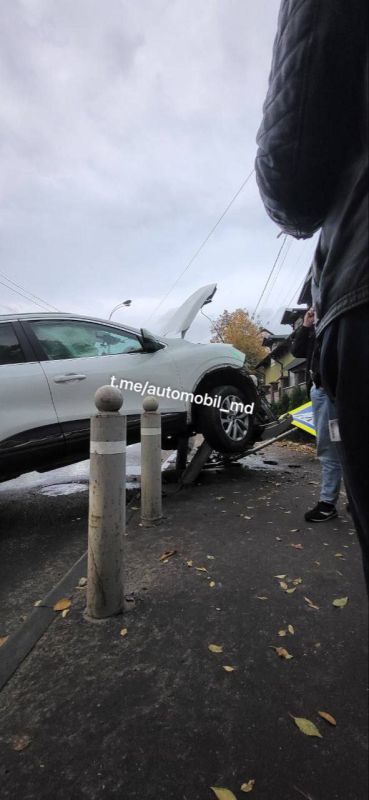 В Кишиневе внедорожник эпично попытался взлететь, но его остановил столб В Кишиневе внедорожник эпично попытался взлететь, но его остановил столб