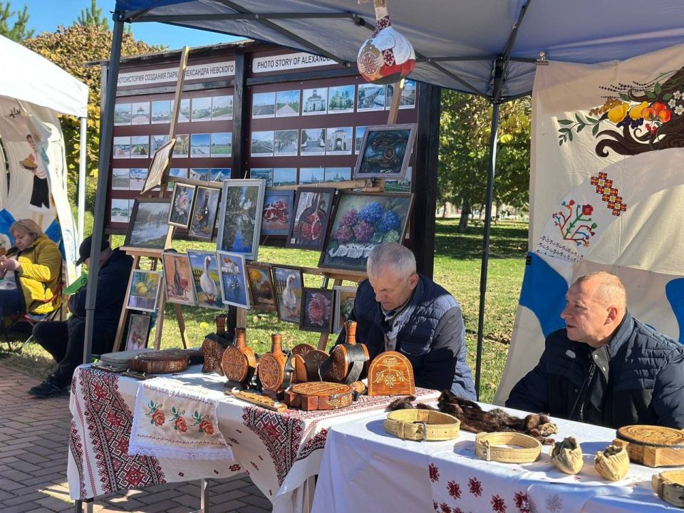 Праздник начался. Солнечная погода, безоблачное небо Праздник начался. Солнечная погода, безоблачное небо