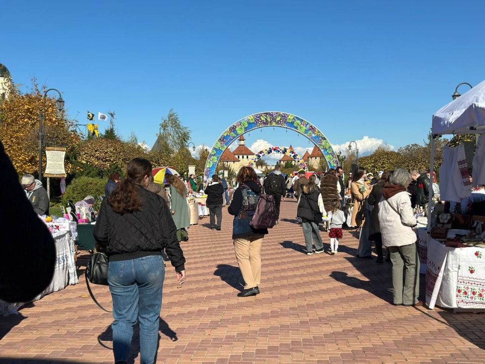 Праздник начался. Солнечная погода, безоблачное небо Праздник начался. Солнечная погода, безоблачное небо