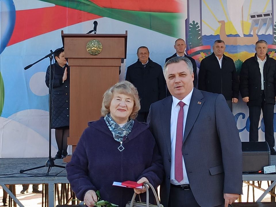 В Дубоссарах наградили жителей, внёсших значительный вклад в развитие города, а юным дубоссарцам вручили паспорта В Дубоссарах наградили жителей, внёсших значительный вклад в развитие города, а юным дубоссарцам вручили паспорта