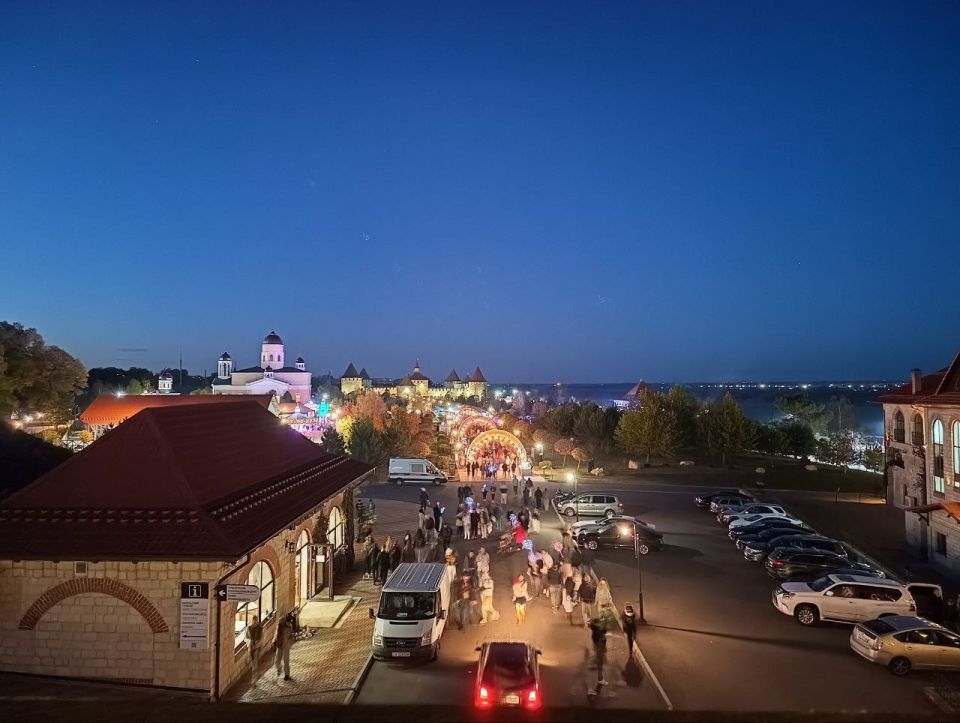 Вечерняя атмосфера праздника! Ждём салют!