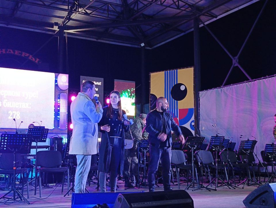 Вечерняя атмосфера праздника! Ждём салют! Вечерняя атмосфера праздника! Ждём салют!