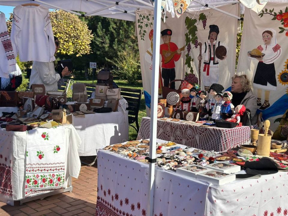 Праздник начался. Солнечная погода, безоблачное небо Праздник начался. Солнечная погода, безоблачное небо
