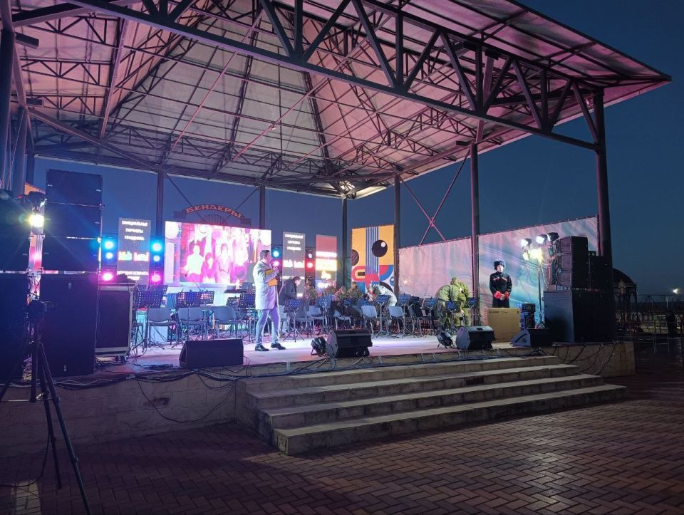 Вечерняя атмосфера праздника! Ждём салют! Вечерняя атмосфера праздника! Ждём салют!