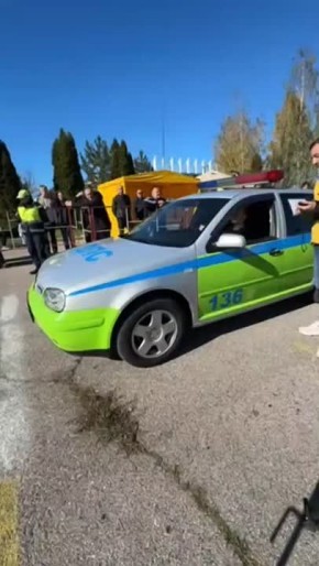 Девушка водитель приехала на соревнования по вождению на своей рабочей машине