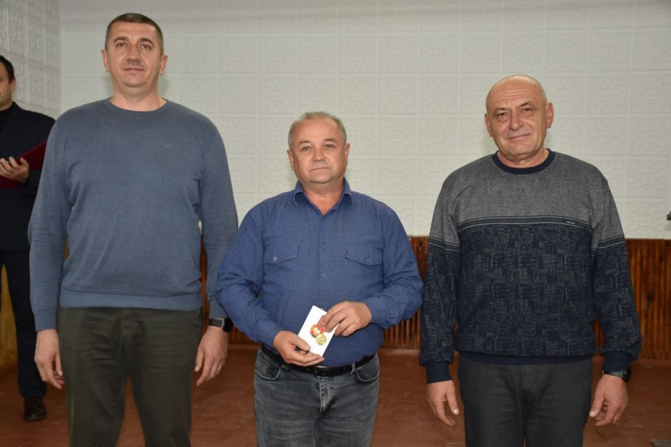 Накануне Дня работника автомобильного транспорта и дорожного хозяйства Глава госадминистрации Каменского района и города Каменка Сергей Сокирка и председатель Совета народных депутатов города и района Олег Бурлака...