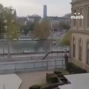 Двое предполагаемых грабителей Лувра задержаны во Франции — одного поймали в аэропорту Руасси, когда тот пытался сбежать в Алжир