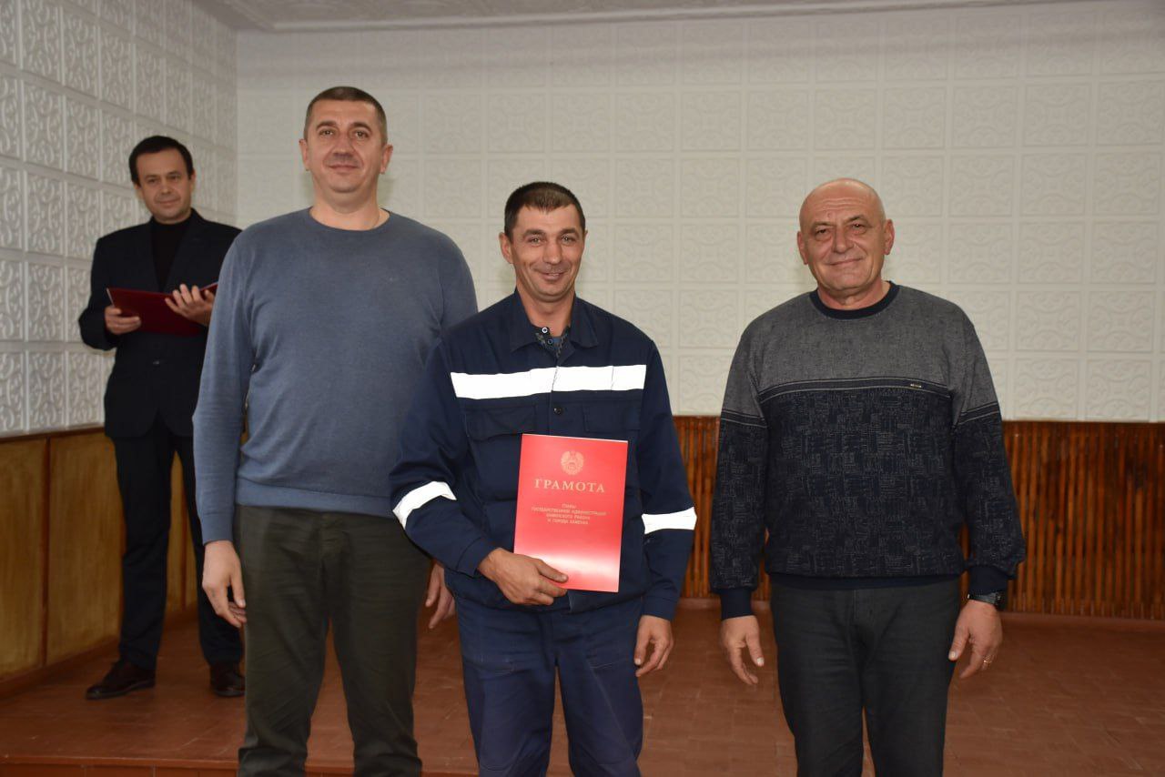 В преддверии Дня работника автомобильного транспорта и дорожного хозяйства коллектив Каменского ДСЭУ принимал поздравления от руководства района В преддверии Дня работника автомобильного транспорта и дорожного хозяйства коллектив Каменского ДСЭУ принимал поздравления от руководства района