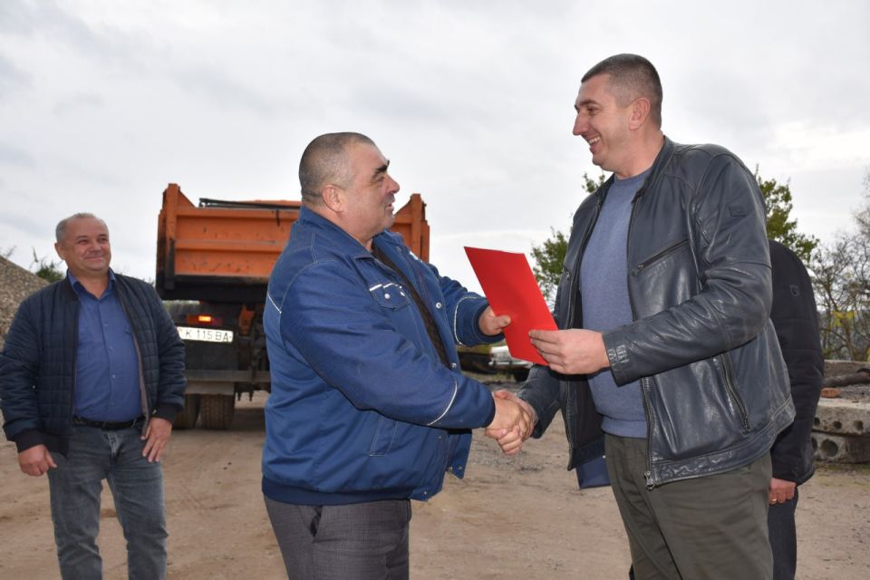 Накануне Дня работника автомобильного транспорта и дорожного хозяйства Глава госадминистрации Каменского района и города Каменка Сергей Сокирка и председатель Совета народных депутатов города и района Олег Бурлака... Накануне Дня работника автомобильного транспорта и дорожного хозяйства Глава госадминистрации Каменского района и города Каменка Сергей Сокирка и председатель Совета народных депутатов города и района Олег Бурлака...