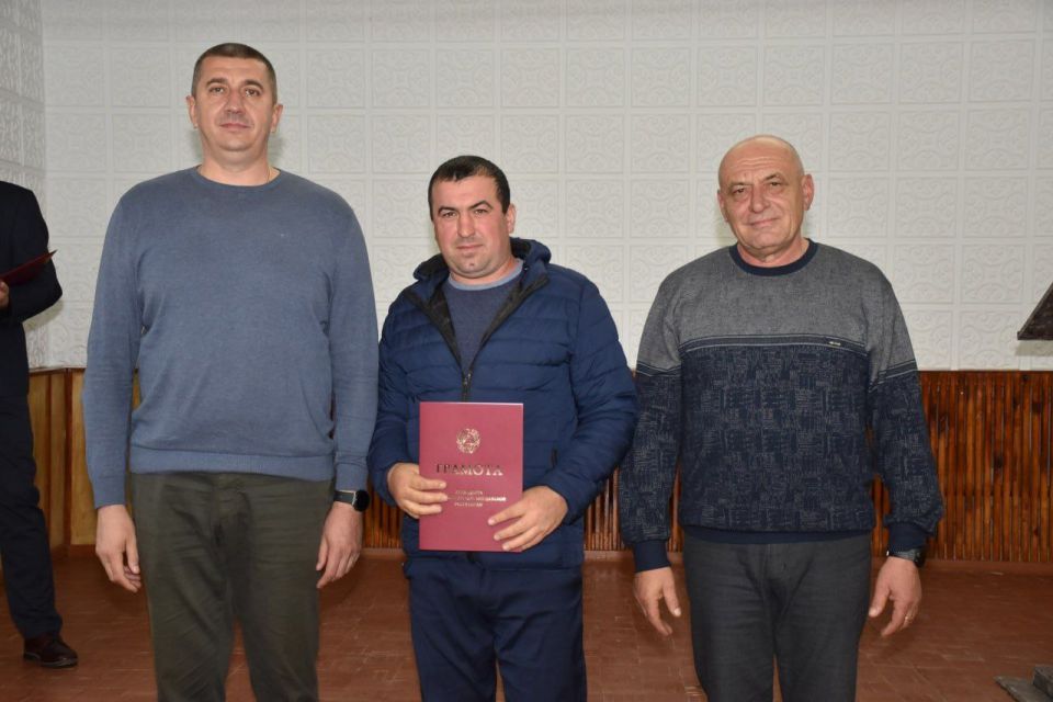 В преддверии Дня работника автомобильного транспорта и дорожного хозяйства коллектив Каменского ДСЭУ принимал поздравления от руководства района В преддверии Дня работника автомобильного транспорта и дорожного хозяйства коллектив Каменского ДСЭУ принимал поздравления от руководства района