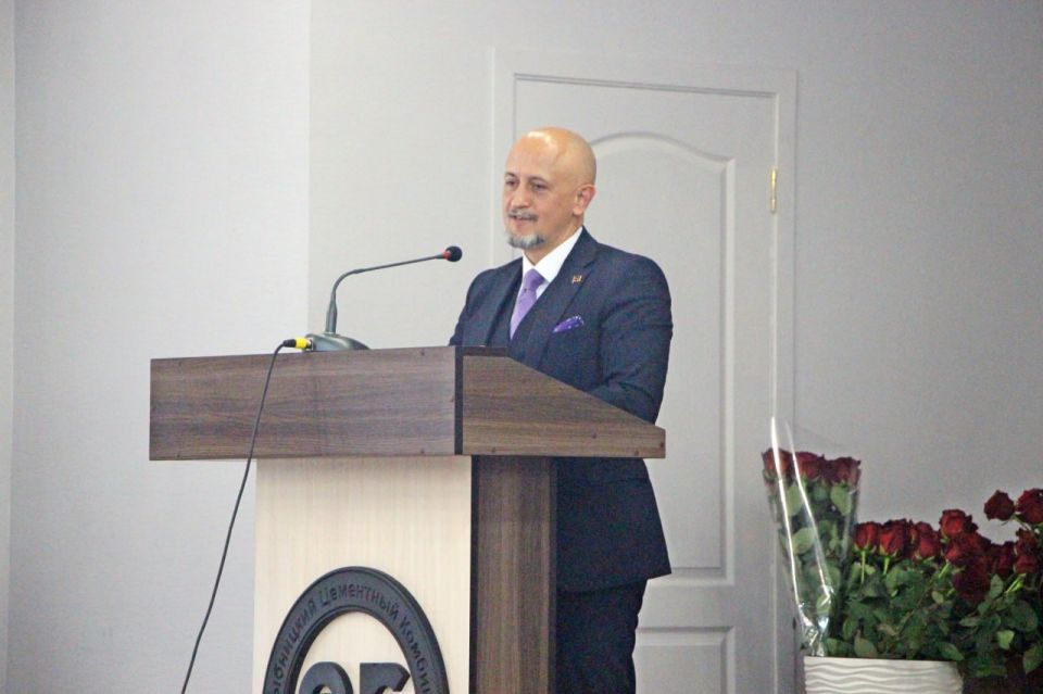 Первый вице-премьер - министр экономического развития Сергей Оболоник поздравил коллектив Рыбницкого цементного комбината с профессиональным праздником