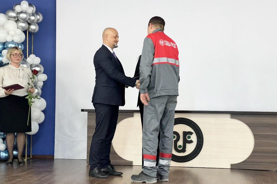 Коллектив Рыбницкого цементного комбината отметил профессиональный праздник Коллектив Рыбницкого цементного комбината отметил профессиональный праздник