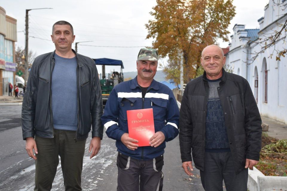 В преддверии Дня работника автомобильного транспорта и дорожного хозяйства коллектив Каменского ДСЭУ принимал поздравления от руководства района В преддверии Дня работника автомобильного транспорта и дорожного хозяйства коллектив Каменского ДСЭУ принимал поздравления от руководства района