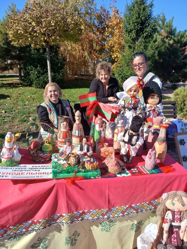 Атмосфера вчерашнего праздника в крепостном парке Александра Невского