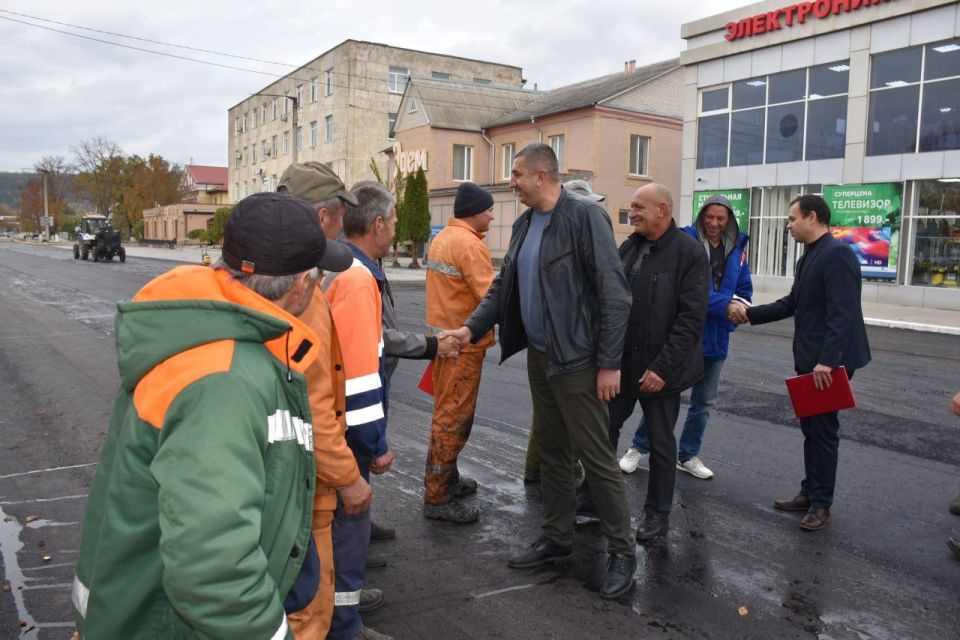 В преддверии Дня работника автомобильного транспорта и дорожного хозяйства коллектив Каменского ДСЭУ принимал поздравления от руководства района В преддверии Дня работника автомобильного транспорта и дорожного хозяйства коллектив Каменского ДСЭУ принимал поздравления от руководства района