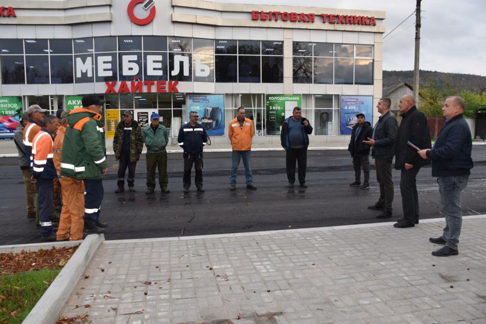 Накануне Дня работника автомобильного транспорта и дорожного хозяйства Глава госадминистрации Каменского района и города Каменка Сергей Сокирка и председатель Совета народных депутатов города и района Олег Бурлака... Накануне Дня работника автомобильного транспорта и дорожного хозяйства Глава госадминистрации Каменского района и города Каменка Сергей Сокирка и председатель Совета народных депутатов города и района Олег Бурлака...