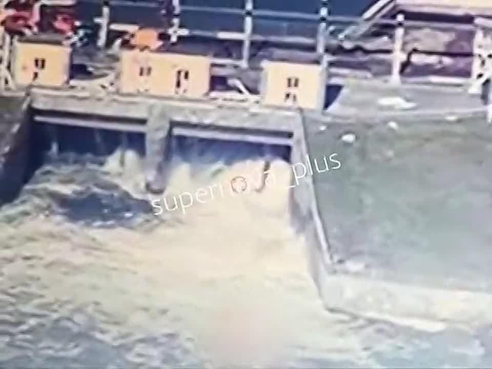 ВСУ уже третий час бьют по дамбам и плотинам белгородского водохранилища, чтобы замедлить наше наступление в Харьковской области