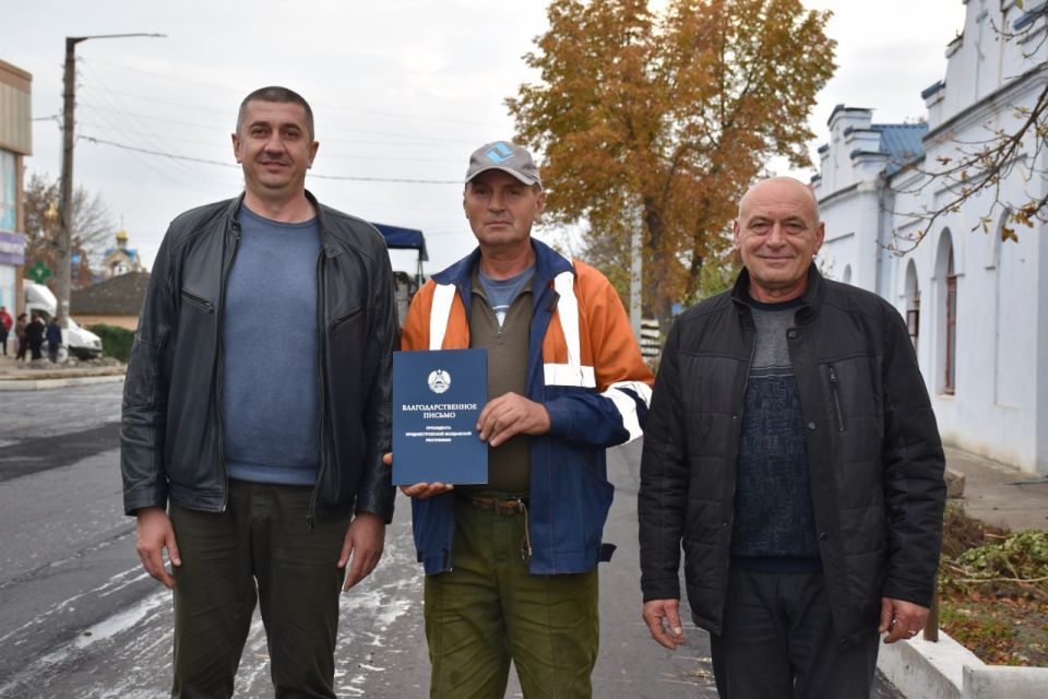 Накануне Дня работника автомобильного транспорта и дорожного хозяйства Глава госадминистрации Каменского района и города Каменка Сергей Сокирка и председатель Совета народных депутатов города и района Олег Бурлака... Накануне Дня работника автомобильного транспорта и дорожного хозяйства Глава госадминистрации Каменского района и города Каменка Сергей Сокирка и председатель Совета народных депутатов города и района Олег Бурлака...