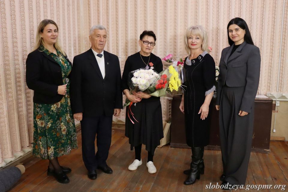 Василий Тищенко вручил руководителю ансамбля «Ритмик-данс» Татьяне Годоба орден «За заслуги» II степени Василий Тищенко вручил руководителю ансамбля «Ритмик-данс» Татьяне Годоба орден «За заслуги» II степени