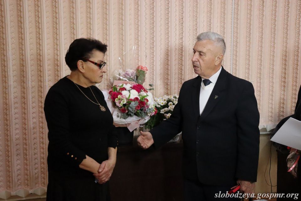 Василий Тищенко вручил руководителю ансамбля «Ритмик-данс» Татьяне Годоба орден «За заслуги» II степени