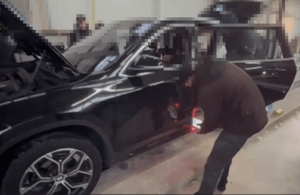 На пункте пропуска Паланка сотрудники молдавской полиции обнаружили два килограмма наркотиков типа «соль» в запасном колесе автомобиля BMW