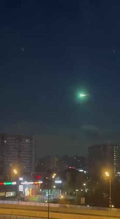 Загадочный зелёный шар пролетел этой ночью над Москвой
