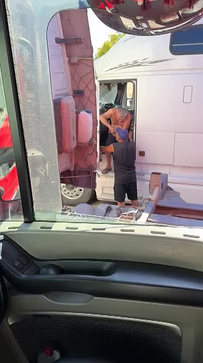 Украинский дальнобойщик вырвал зуб плоскогубцами, не вставая с водительского кресла