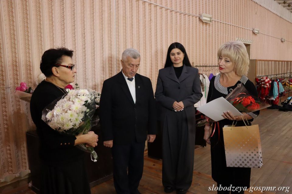 Василий Тищенко вручил руководителю ансамбля «Ритмик-данс» Татьяне Годоба орден «За заслуги» II степени Василий Тищенко вручил руководителю ансамбля «Ритмик-данс» Татьяне Годоба орден «За заслуги» II степени