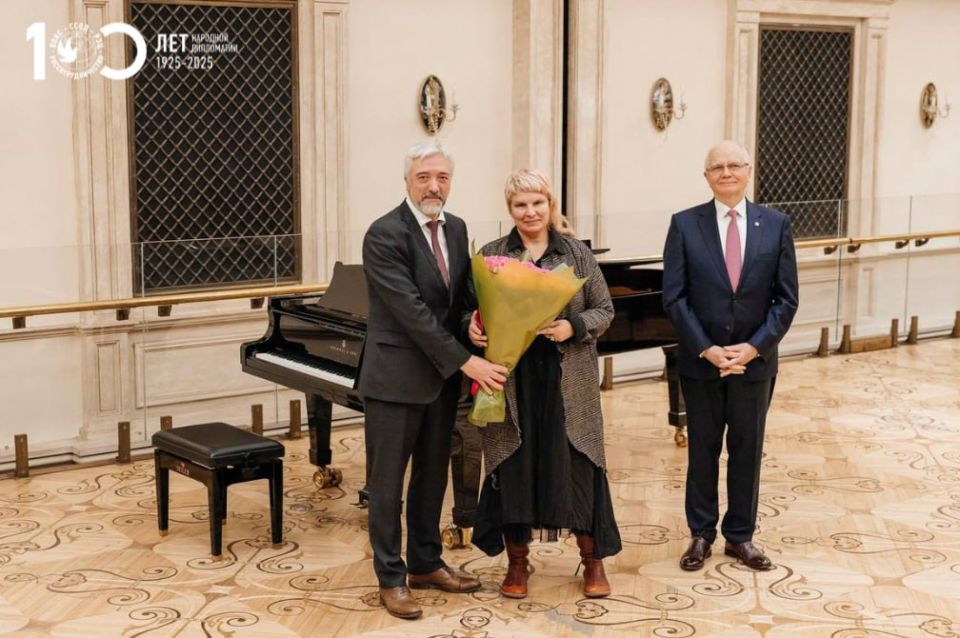 В Большом театре наградили иностранных друзей России В Большом театре наградили иностранных друзей России