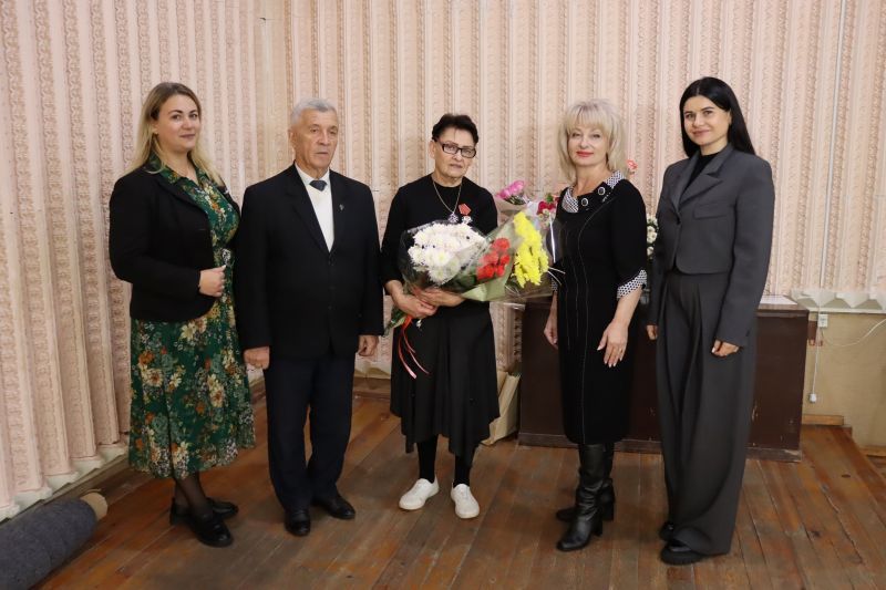 Íà÷àëüíèê Ãîññëóæáû ïî êóëüòóðå ïîçäðàâèëà ðóêîâîäèòåëÿ Îáðàçöîâîãî òàíöåâàëüíîãî êîëëåêòèâà «Ðèòìèê äàíñ» Òàòüÿíó Ãîäîáó ñ þáèëååì