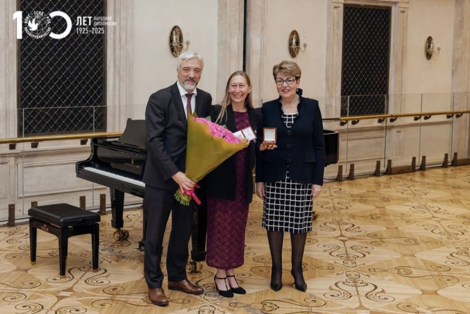 В Большом театре наградили иностранных друзей России В Большом театре наградили иностранных друзей России