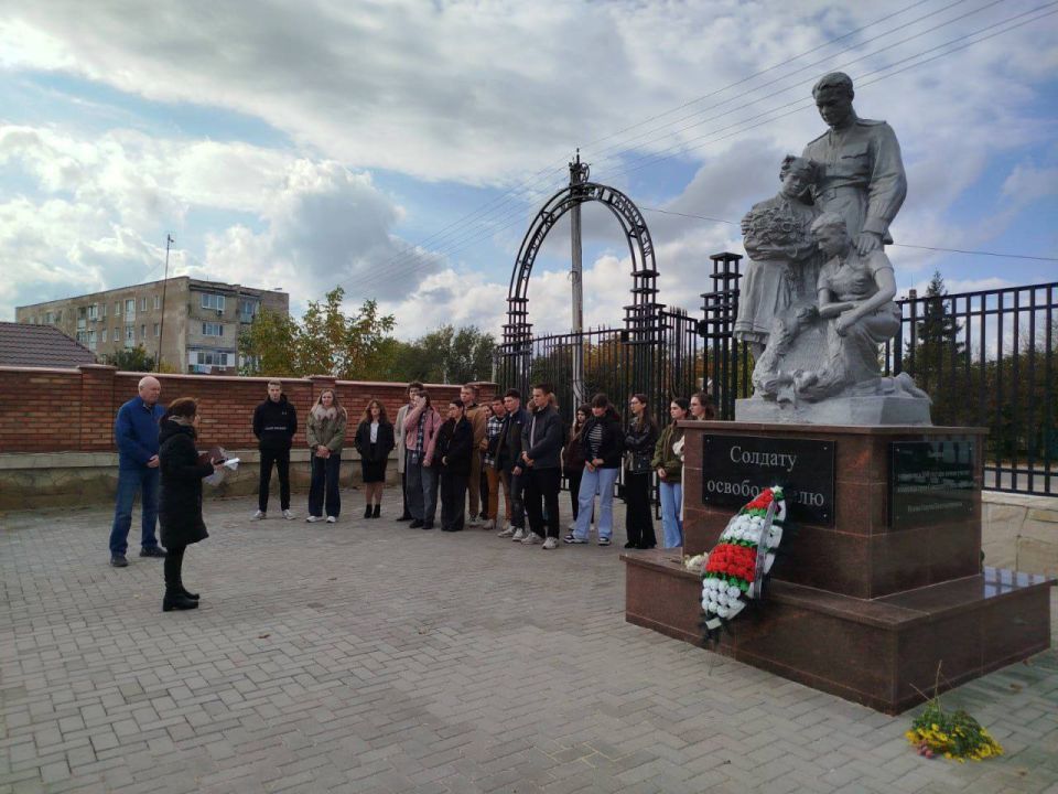 Студенты ПГУ посетили отреставрированный Мемориал жертвам фашизма в Дубоссарах Студенты ПГУ посетили отреставрированный Мемориал жертвам фашизма в Дубоссарах