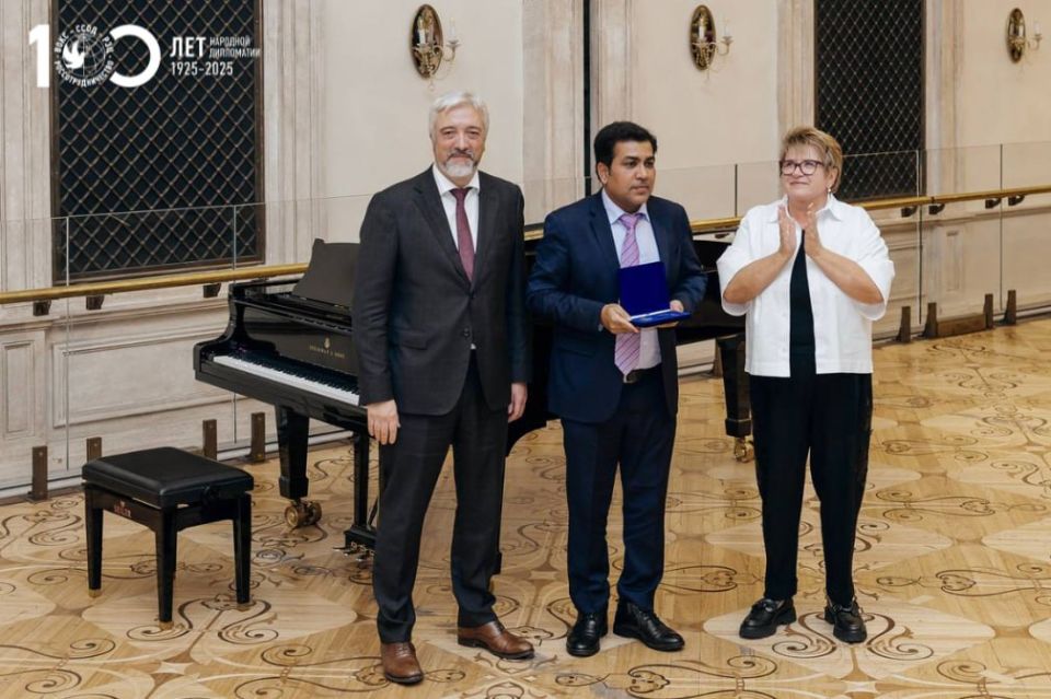 В Большом театре наградили иностранных друзей России В Большом театре наградили иностранных друзей России