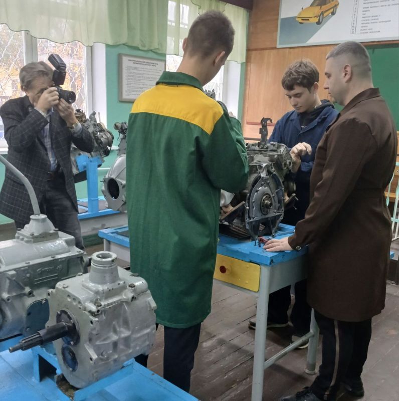 Сварщик, строитель, электромонтёр, мастер по ремонту и обслуживанию автомобилей, систем жилищно-коммунального хозяйства, мехатроник — это далеко не полный перечень специальностей, которые предлагает Промышленно-строительный...