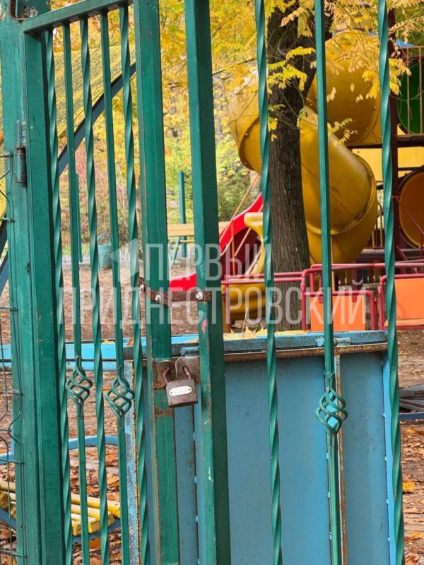 Сломанная карусель, калитка и крыша беседки — последствия «прогулки» подростков в парке «Победа» Сломанная карусель, калитка и крыша беседки — последствия «прогулки» подростков в парке «Победа»