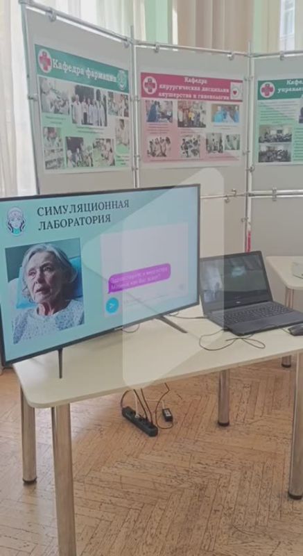 В холле – тематическая выставка