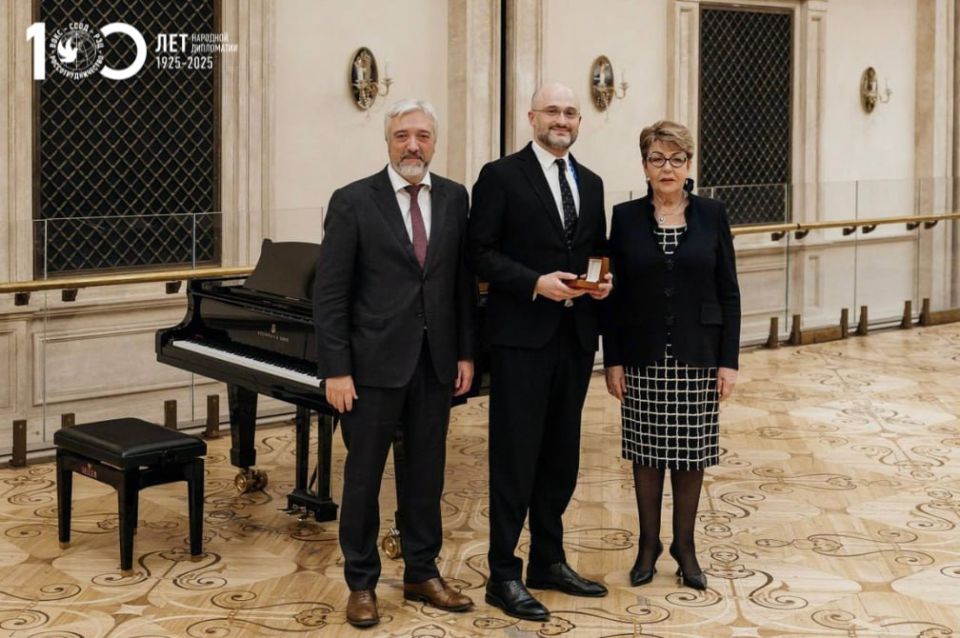 В Большом театре наградили иностранных друзей России В Большом театре наградили иностранных друзей России