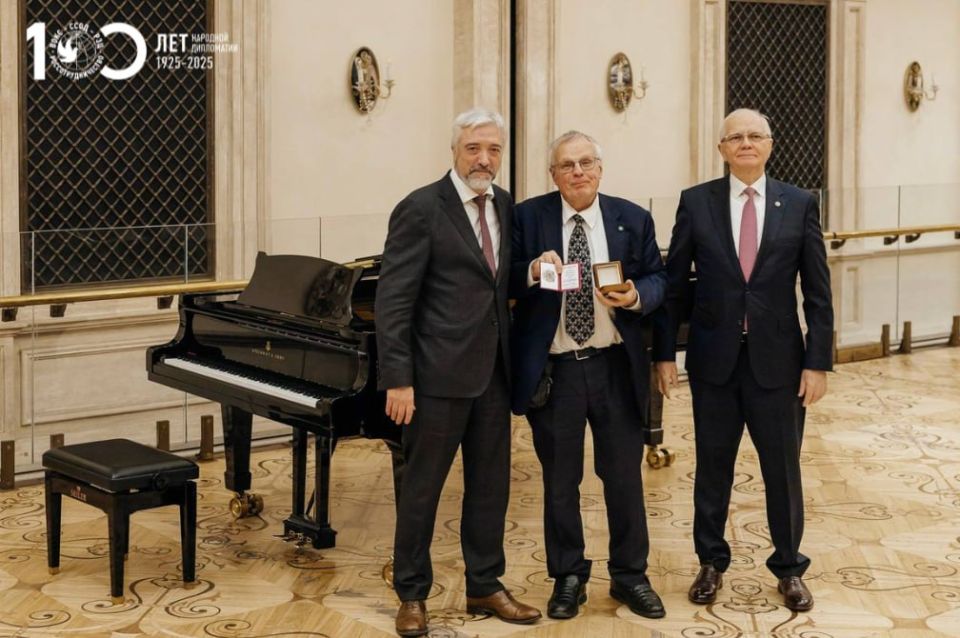 В Большом театре наградили иностранных друзей России В Большом театре наградили иностранных друзей России