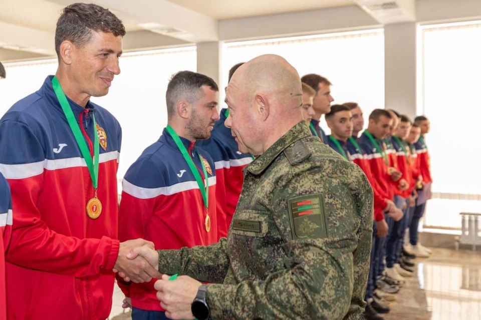 ФУТБОЛИСТОВ «СКА-АРМЕЕЦ» НАГРАДИЛИ ЗА ДОСТИЖЕНИЯ МИНУВШЕГО СЕЗОНА ФУТБОЛИСТОВ «СКА-АРМЕЕЦ» НАГРАДИЛИ ЗА ДОСТИЖЕНИЯ МИНУВШЕГО СЕЗОНА