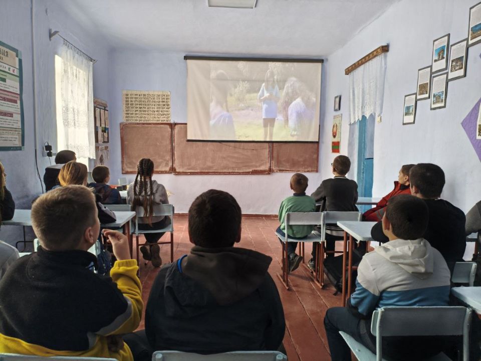 На минувшей неделе для школьников Каменского района организовали показ приднестровской киноленты «Золотая карета» — доброй и трогательной истории о дружбе, взаимопомощи и человеческих ценностях На минувшей неделе для школьников Каменского района организовали показ приднестровской киноленты «Золотая карета» — доброй и трогательной истории о дружбе, взаимопомощи и человеческих ценностях