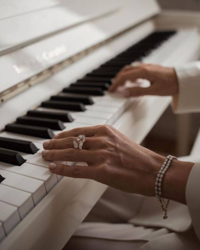 "Есть в музыке огромное преимущество: она может, не упоминая ни о чём, сказать всё."